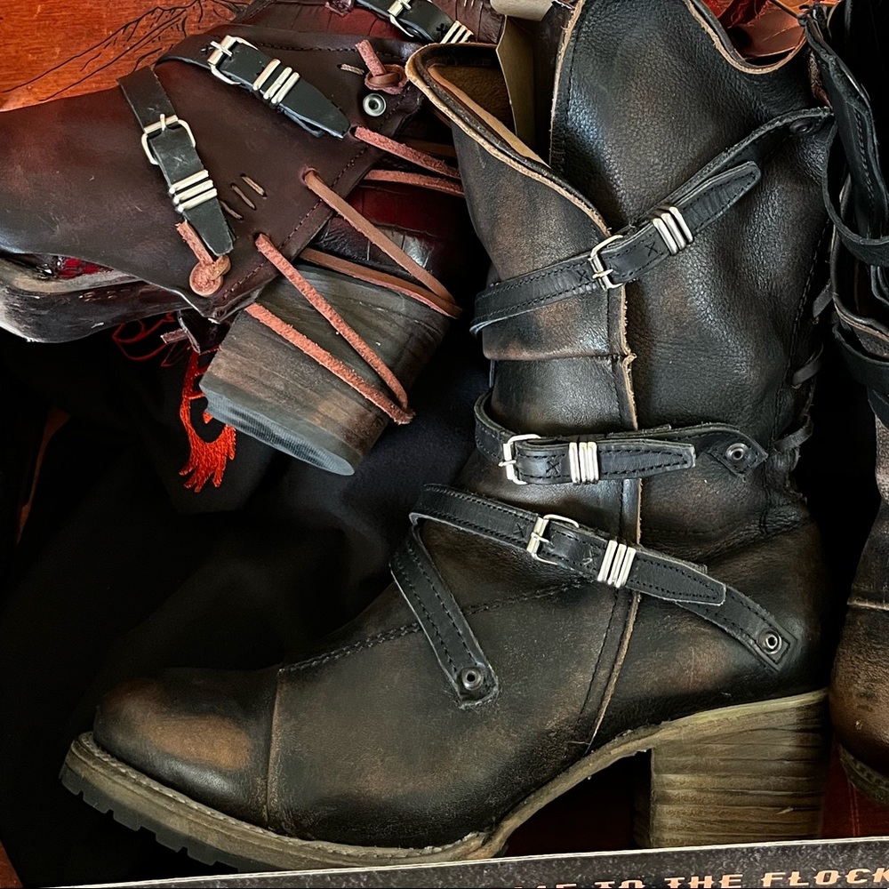 Cora- dark brown/black Freebirds